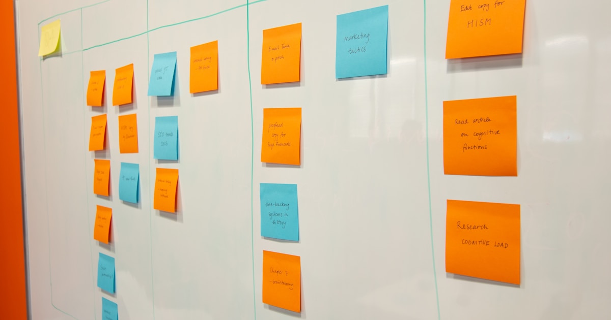 Sprint-Board mit farbigen Sticky Notes in Spalten – Sinnbild für phasenweise KI-Pilot-Planung im Mittelstand